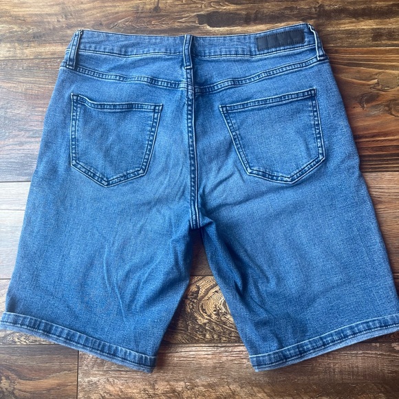 Calvin Klein ladies size 8 denim city short - Picture 4 of 4